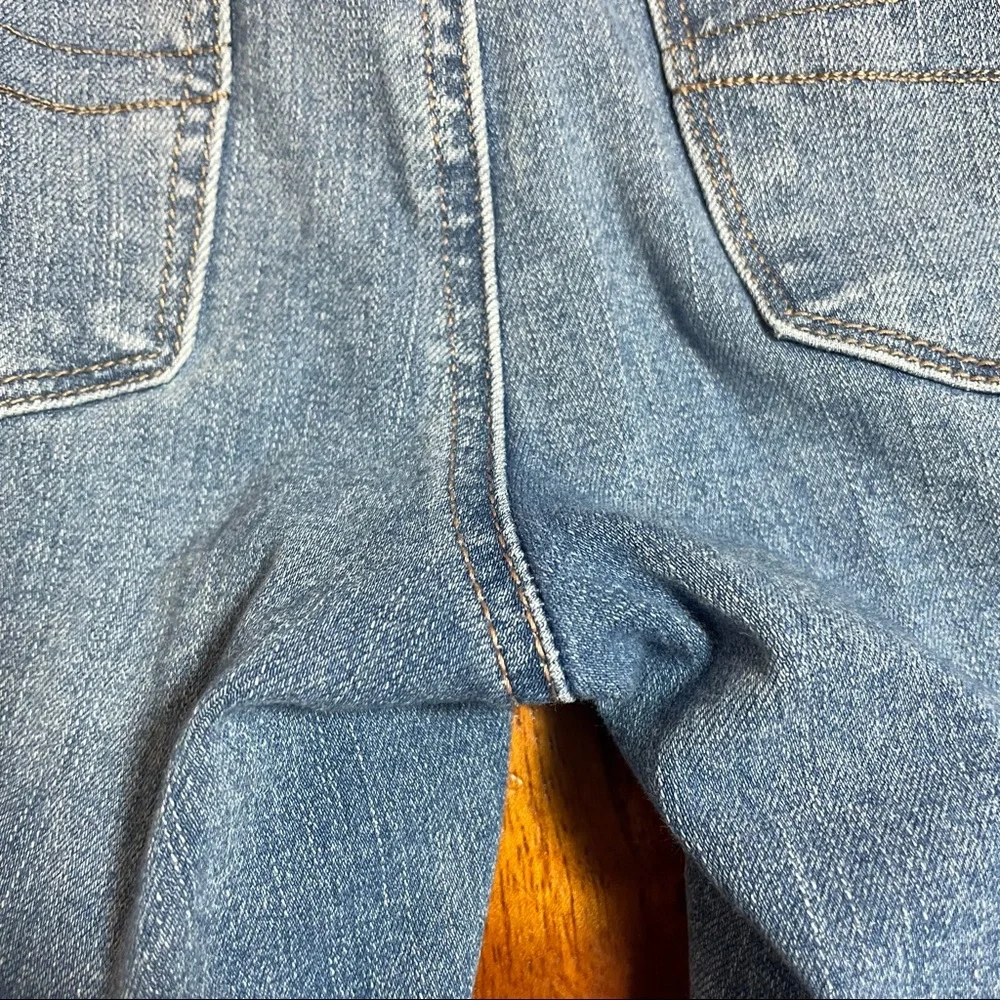 American Eagle distressed super hi-rise jeggings